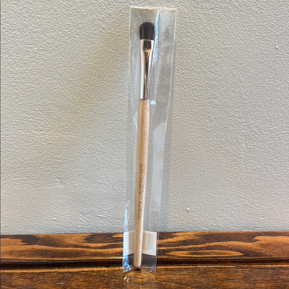 Natural Wood Handle Eyeshadow Brush - Beige